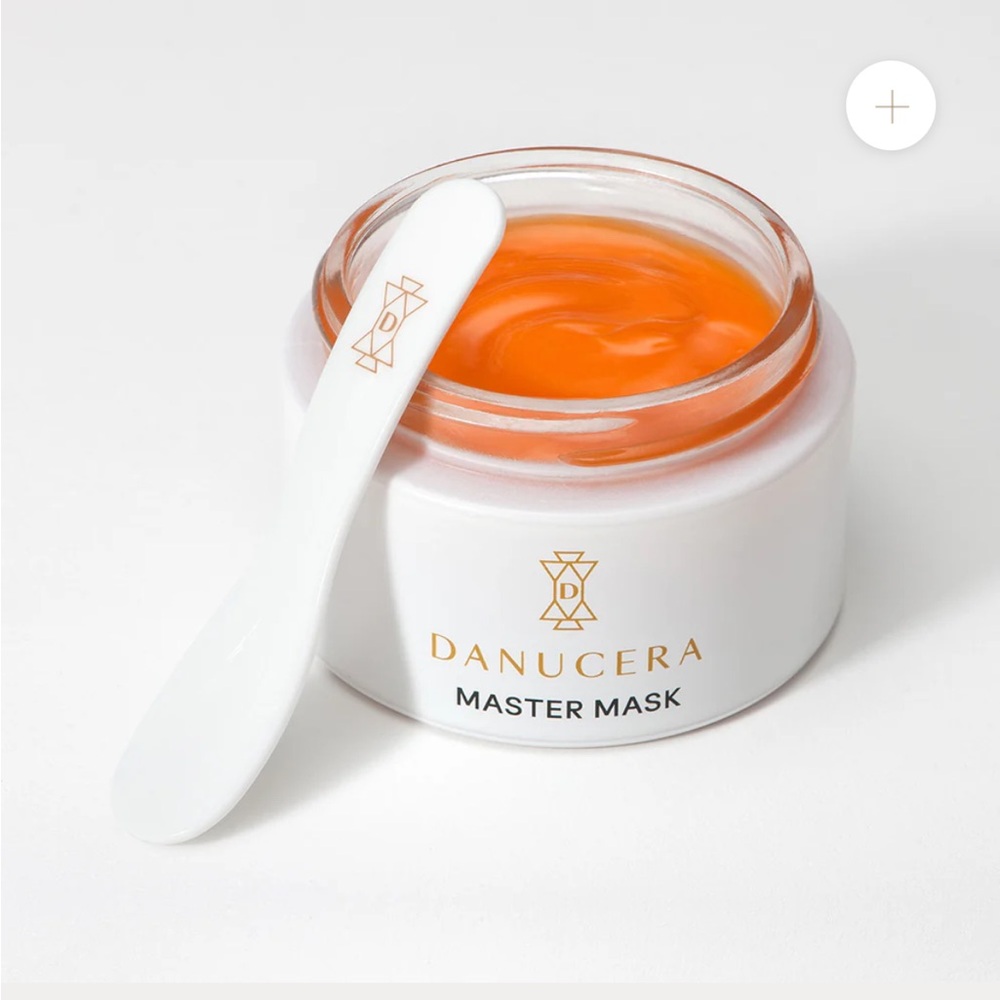 New in box. DANUCERA MASTER MASK PRO-GLOW BRIGHTENING HYDRATING MASK brush $125!